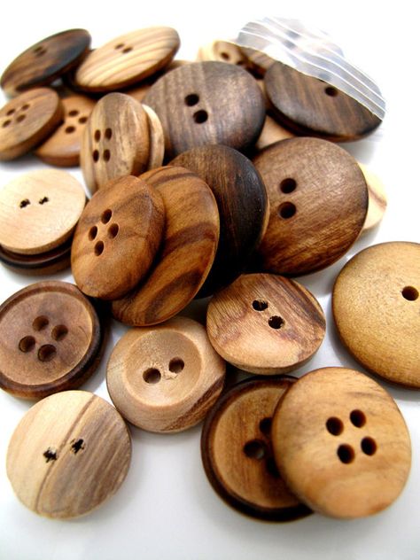 Rustic Wood Crafts, Primitive Wood Crafts, Natural Buttons, Barn Wood Crafts, Wood Buttons, Primitive Crafts, Button Art, Primitive Christmas, Wooden Buttons