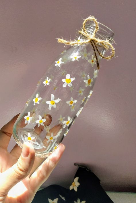 Painting On Glass Bottles Simple, Glass Bottles Art Paint Easy, Glass Bottle Painting Ideas Easy, Glass Bottle Art, Bottle Paint, Jar Painting, Boho Art Painting, Cute Easy Paintings, Clothes Art