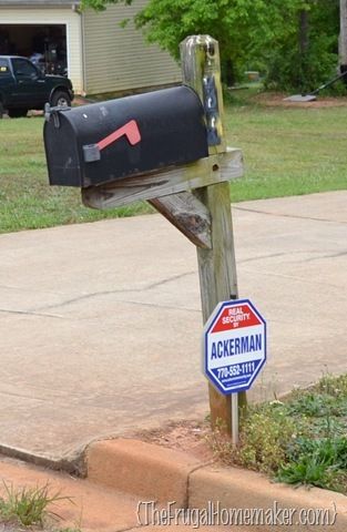 Mailbox redo Mailbox Planter Ideas Diy Projects, Easy Mailbox Makeover, Cheap Mailbox Makeover, Diy Mailbox Makeover, Painting A Mailbox Diy, Painted Mailbox Post, Mail Box Ideas Diy Mailbox Post, Mailbox Color Ideas, Up Mailbox Diy