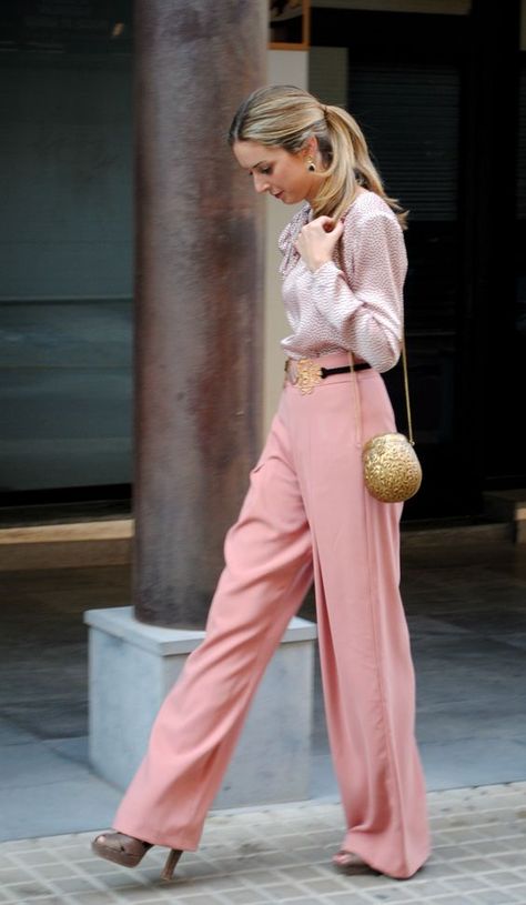 Peach Pants Outfit, Peach Pants, Hourglass Fashion, Trouser Outfit, Outfit Primavera, Trouser Outfits, The Royals, Beauty Tricks, Romantic Outfit