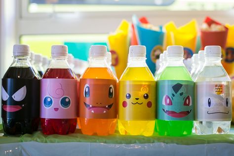 Pokémon Party Drinks, Pokemon Birthday Party Goody Bags, Pikachu Party Food, Pokemon Table Decor, Pokémon Food Ideas, Pokemon Party Ideas Decoration, Pokemon Party Decor, Adult Pokemon Party, Pokemon Themed Birthday Party