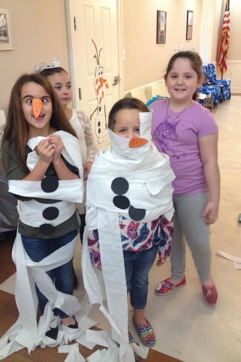 Love this game idea from "Frozen!" Disney Themed Activities, Build A Snowman Game, Disney Camp, Schnee Party, Winter Wonderland-party, Olaf Party, Elsa Party, Wanna Build A Snowman, Olaf Birthday