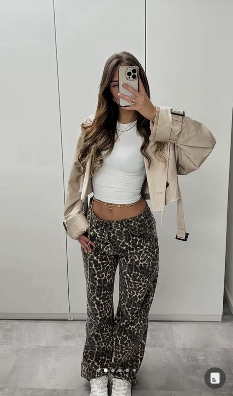 Leopard Outfit Ideas Fall Fashions, Gen Z Going Out Outfit, Daniel Caesar Concert Outfit, Philly Outfits, House Party Outfit Casual, Leopard Print Pants Outfit, Casual Dinner Outfits, Dinner Outfit Casual, Leopard Print Outfits