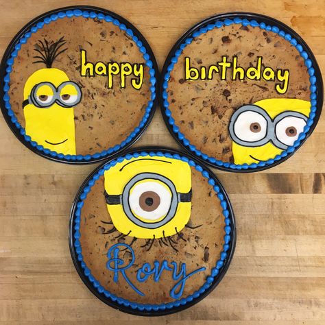 Minion cookie cakes. #cakedecorating #cookies #minions Minion Cookie Cake, Cake Piping Designs, Minion Cookies, Message Cookies, Publix Bakery, Disney Cake Toppers, Despicable Me 2 Minions, Cookie Cake Designs, Minion Birthday Cake