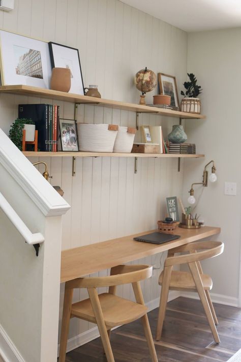 A DIY office nook with built in desk, vertical shiplap, and wall to wall shelves on brackets Natural Home Office Decor, Room Nook Ideas, Computer Nook, Desk Nook, Office Organizing, Spare Bed, Renovation Inspiration, Homeschool Room, Office Nook