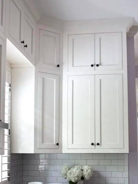 Kitchen Cabinets To Ceiling, White Kitchen Cupboards, Cabinets To Ceiling, Kitchen Cabinets Ideas, Kabinet Dapur, Farmhouse Kitchen Cabinets, Cabinets Ideas, New Kitchen Cabinets, Interior Remodel