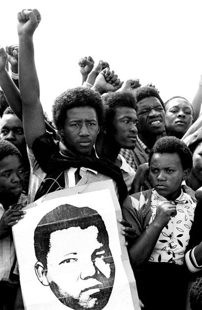 1985: A protester carries a portrait of Mandela during funerals for victims of police violence in Cape Town Activism Photography, Blm Art, South Africa Quotes, Black Lives Matter Poster, Life In Pictures, Ap Studio Art, Black Presidents, Black Panther Party, Black Shades