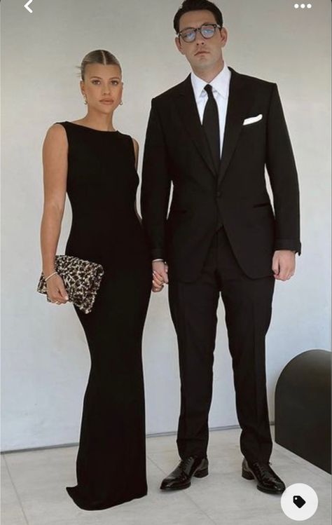 Sofia Richie Formal Outfits, Sophia Richie Black Dress, Quiet Luxury Dinner Outfit, Sofia Richie Night Outfit, Black Formal Couple Outfit, Wedding Dinner Guest Outfit, Date Night Outfit Women Classy, Sofia Richie Black Dress, Outfits For Lunch With Family