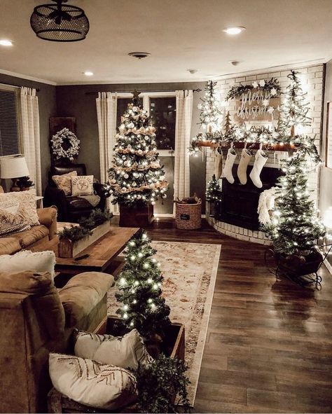 Cool 30+ Best Ideas For Apartment Christmas Decoration December Decor, Natal Country, Jul Diy, Christmas Living Rooms, Indoor Christmas, Christmas Room, Farmhouse Christmas Decor, Tree Diy, Fireplace Mantel