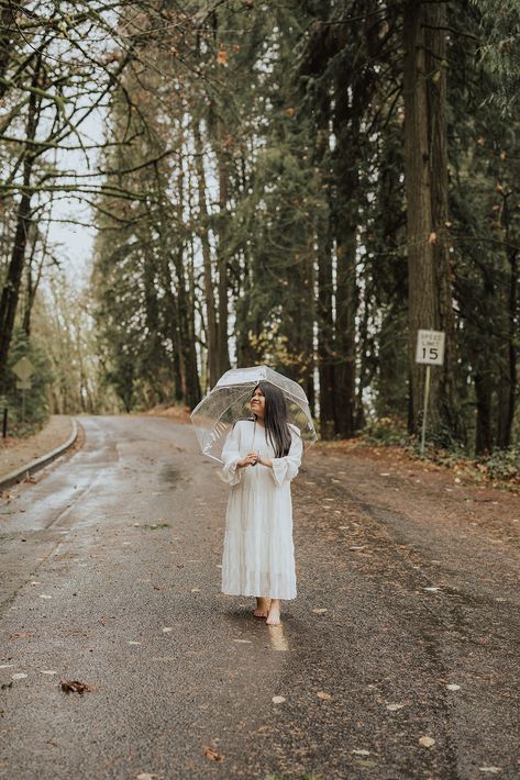 Capture The Perfect Senior Photoshoot on a Rainy Day - crystalchavezphoto.com Senior Pictures In The Rain, Rainy Day Photoshoot, Rainy Photoshoot, Personal Photoshoot, Senior Photos Boys, Sweet 16 Photos, Senior Photo Poses, Senior Photo Outfits, Gloomy Day