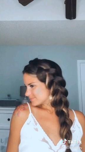 Tutorial for summery side braid Side Braid Hairstyles Videos, Dutch Side Braid Tutorial, Loose Side Braid Tutorial, Side Braid Hairstyles Tutorial Videos, How To Do A Side Braid On Yourself, How To Side Braid Your Own Hair, Side Plaits Hairstyles, Side Braid Hairstyles With Curls, Side Braid Wedding Hair