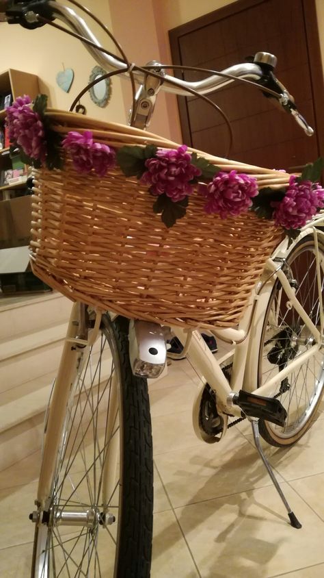 Bike Basket Decorating Ideas, Bike Flower Basket, Wedding Dress Garden, Bicycle Crafts, Gardening Party, Bike Box, Gardening Beds, Bike Decorations, Beginners Garden