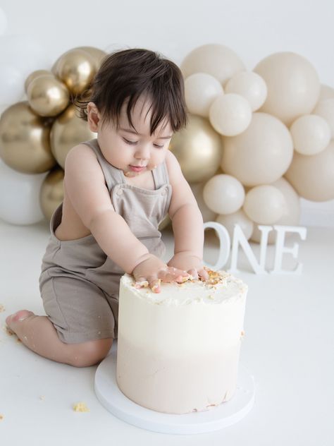 Little boy smashing cake during cake smash photoshoot Balloon Arch Cake Smash, Minimalist Smash Cake, Minimal Cake Smash Photoshoot, Simple Boy Cake Smash, Balloon Smash Cake, Smash Cake Baby Boy, First Birthday Boy Cake Smash, Megan Foster, Cake Smash Ideas