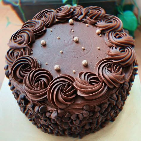 2 Layer Chocolate Cake Decoration, Chocolate Iced Cake Design, Chocolate Chocolate Cake Decoration, Chocolate Birthday Cake Simple, Chocolate Cake Simple Decoration, Cute Chocolate Cake Aesthetic, Elegant Chocolate Cake Design Birthday, Simple Cake Decorating Chocolate, Simple Grooms Cake Chocolate