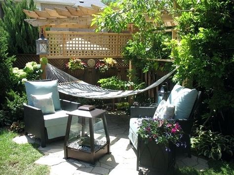 8 DIY Ideas For Your Garden This Summer Hammock Decor, Hammock Corner, Pergola Hammock, Hammock Area, Corner Pergola, Patio Hammock, Slate Patio, Roof Garden Design, Backyard Hammock