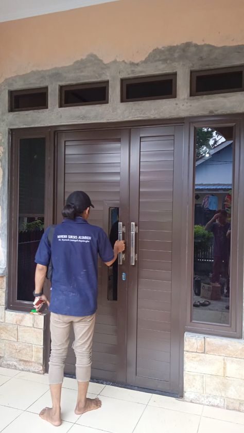 Mandiri sukses aluminium 083147553194 Modern Gates, Compound Wall Design, Modern Gate, Compound Wall, Home Door Design, Wooden Door Design, Main Door, Home Doors, Farmhouse Design