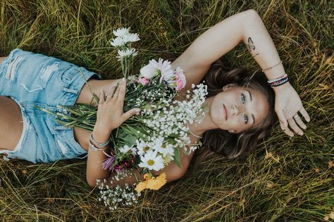 Summer Flower Pictures, Flower Field Birthday Photoshoot, Picture In Flower Field, Photoshoot Flower Top, Flower On Chest Photoshoot, Flower Tops Photoshoot, Model Flower Photography, Photoshoot Idea With Flowers, Flowers Tucked In Pants Photoshoot