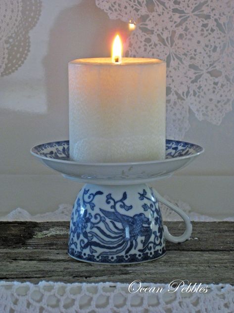 Tea Cup/Saucer Candle Holder *Clever! (Photo only) Teacup Crafts, Teacup Candles, Cup Crafts, White Plate, Décor Diy, Vintage Tee, Vintage Tea, Decoration Table, Candle Making