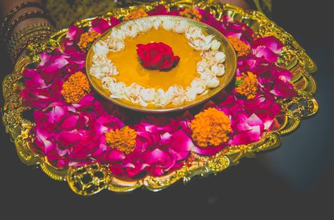 Haldi Plate, Casual Wedding Decor, Haldi Ceremony Decorations, Fruit Container, Mehendi Decor Ideas, Bride Entry, Groom And Bride, Most Paused Movie Scenes, Preparing For Marriage