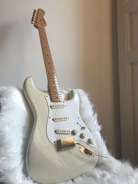 Pin de 「 𝐸𝑏𝑟𝑎𝑟 」「 𝐺𝑡 」 em GİTAR♡ | Guitarras elétricas, Projeto de guitarra, Guitarra elétrica Tokio Hotel, Electric Guitar, Ghost, Guitar, Hotel, Bed, Wall, White