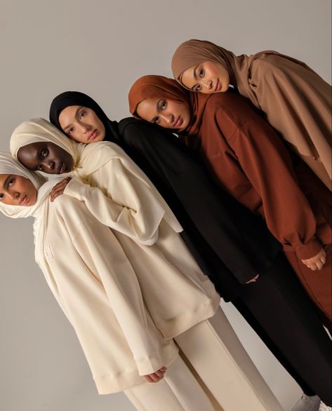 Hijabi Photoshoot, Photoshoot Ideas Instagram, Hijab Photoshoot, Tone Warna, Scarf Photography, Hijab Inspiration, Vogue Models, Desain Editorial, Hijab Collection