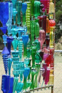 DIY Tutorial - Gorgeous Garden Art From Recycled Glass Bottles - Shermanator's Guns & Gardens Whimsical Diy, Flea Market Gardening, Garden Totems, Bottle Tree, Recycled Glass Bottles, Bottle Garden, Bottle Wall, Glass Garden Art, Yard Sales