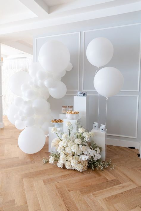 White Theme Party Aesthetic, White Ballon Aesthetic, Neutral Aesthetic Birthday Party, Simple Luxury Wedding Decor, Clear And White Balloons, All White Bachelorette Party Decor, White Curtain Backdrop With Balloons, 21st Birthday White Theme, All White Bridal Shower Decorations