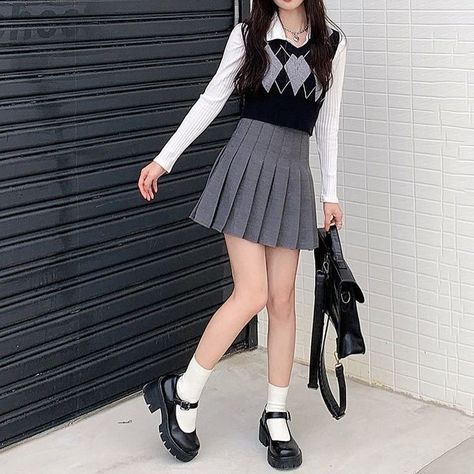 Outfit Sekolah, Ulzzang School, Rok Korean Style, Kpop Costume, Kore Ulzzang, Rok Outfit, Outfit School, Mode Kawaii, Mode Grunge