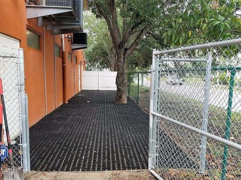 Pet Relief Area, Dog Kennel Flooring, Diy Dog Run, Dog Potty Area, Kennel Ideas Outdoor, Dog Backyard, Outdoor Dog Kennel, Dog Kennel Designs, Puppy Kennel