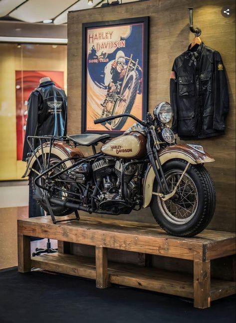 Motorcycle Shop Interior, Motorcycle Showroom Interior, Motorcycle Man Cave, Vintage Motorcycle Photos, Motos Vintage, Cafe Racing, Motorcycle Shop, Motorcycle Garage, Harley Bikes