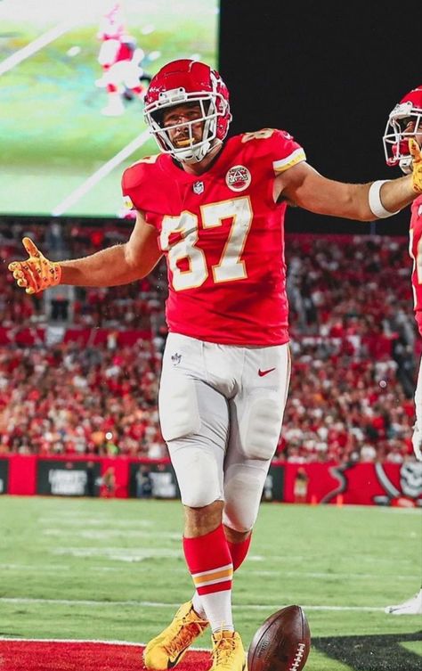 Travis Kelce Football, Kelce Travis, Travis Kelce Aesthetic, Travis Kelce Wallpaper, Young Travis Kelce, Travis Kelsey, Travis Kelce Suit, Travis Kelce Dancing, Kansas City Nfl