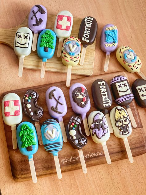 #fortnite #cakesicles #cakepopsicle Fortnite Dessert Table, Fortnite Cakepops, Fortnite Cake Pops, Fortnight Birthday, Cakesicles Ideas, Cake Pop Recipe Easy, Popsicles Cake, Video Game Cakes, 9th Birthday Cake