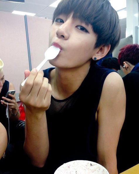 Bts Predebut, Taehyung Selca, 얼굴 그리기, Taehyung Funny, Fan Fiction, V Taehyung, Foto Bts, Bts Photo, Bts Pictures