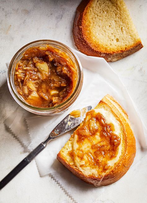 Garlic Jam Recipe, Caramelized Onion Jam, Onion Jam Recipe, Garlic Roaster, Garlic Balsamic, Cheese Appetizer, Carmelized Onions, Sweet Onions, Onion Jam