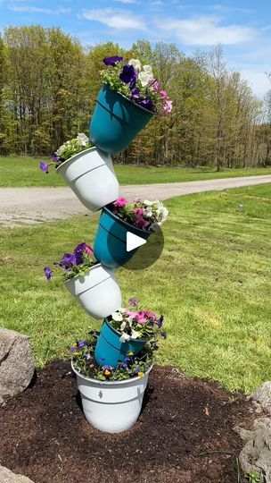 Flower Container Garden, Topsy Turvy Planter, Garden Hack, Backyard Flowers Garden, Garden Hacks, Container Gardening Flowers, Topsy Turvy, Garden Art Diy, Outdoor Flowers