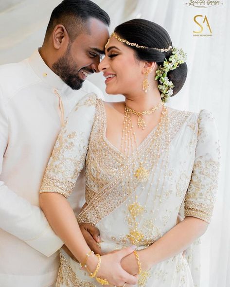 Kandian Bride Sri Lanka, Kandiyan Saree, Kandiyan Brides, Kandyan Saree, White Sarees, Buddhist Wedding, Christian Bridal Saree, Saree Jacket, Saree Jacket Designs