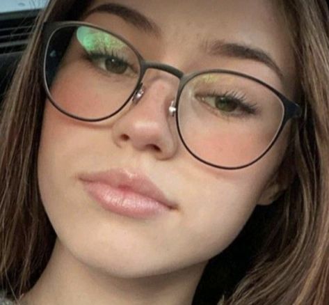 Glasses Inspo Heart Face, Glasses For Girls Aesthetic, It Girl Glasses, Glasses Astethic, Glases Girl Style, Glasses Aesthetic Girl, Cute Girls With Glasses, Eyeglasses Aesthetic, Glasses Round Face