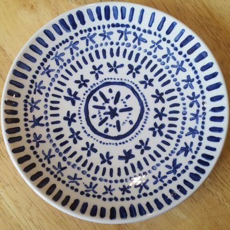 Paint It Pottery Ideas, Mamma Mia Pottery, Ceramic Painting Patterns, Simple Plate Designs, Blue Painted Pottery, Mamma Mia Pottery Painting, Blue Pottery Painting Ideas, Blue And White Pottery Painting, Simple Pottery Painting Ideas Plates