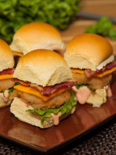 These Chicken Nugget Sliders are the perfect mini sandwich to pack in a lunchbox. Most kids like chicken nuggets, so they'll be thrilled when they realize their sandwich is made out of them. A plus for the parents, they're super easy to prepare! Chicken Nuggets Sliders, Chicken Nuggets Sandwich, Chicken Nugget Sliders Recipe, Chicken Nugget Sandwich, Chicken Finger Foods, Hellmans Chicken, Chicken Nugget Sliders, Mini Chicken Sandwiches, Mini Burgers Sliders