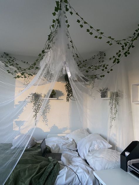 Big bed white and green themed Big White Bedroom Aesthetic, Green Theme Bedroom Decor, Bed Inspo Green, Forest Room Ideas Bedroom, Light Green Themed Bedroom, Room Inspo For Big Rooms, Room Ideas Forest Aesthetic, Forest Style Bedroom, Green Themed Rooms Bedroom Ideas