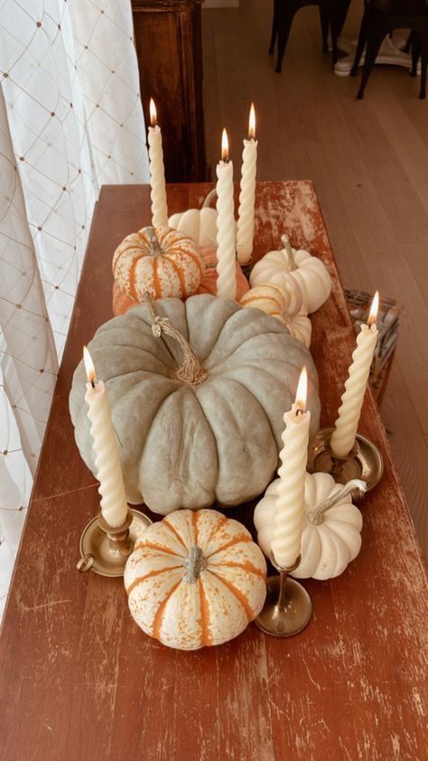 Pumpkins Table Decor, Thanksgiving Decorations Aesthetic, Classic Thanksgiving Decor, Vintage Thanksgiving Aesthetic, Mcm Fall Decor, Vintage Thanksgiving Decor, Neutral Thanksgiving Decor, Thanksgiving Table Settings Vintage, Vintage Thanksgiving Tablescapes