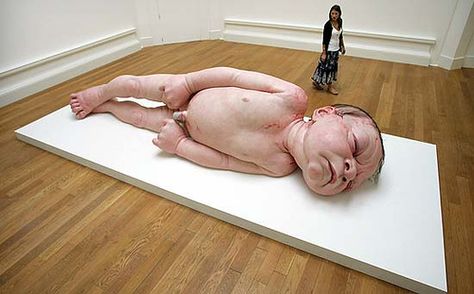 A very large newborn baby (sculpture) we were shown this in 2d today. it took everything in me not to show how grossed out i was. Ron Mueck, Hyper Realistic Paintings, Gallery Of Modern Art, Hyperrealism, Realism Art, Contemporary Fine Art, Photorealism, Human Condition, Heart Art