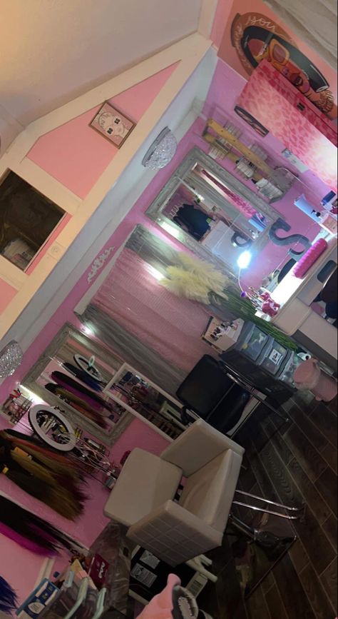 Hair Braider Room Ideas, Hairstylist Suite Ideas, Hairstylist Vision Board, Hair Room At Home, Braiding Salon Ideas, Cosmotologist Aesthetic, Hairstylist Room Ideas, Pink Salon Decor, Stocktank Pool Ideas