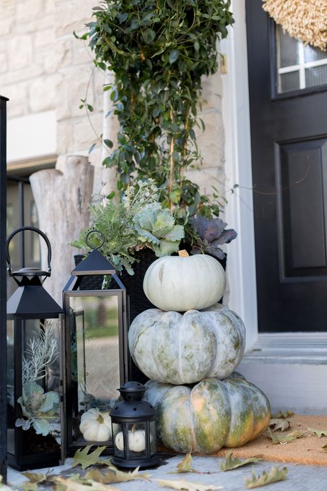 Outside Fall Decorations, Fall Front Porch Decor Ideas, Front Porch Decor Ideas, Fall Front Porch Ideas, Outside Fall Decor, Fall Decor Inspiration, Fall Planters, Fall Front Porch Decor, Rustic Fall Decor