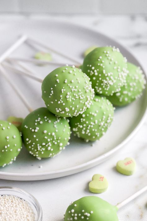 Pistachio Cake Pops, St Patrick’s Day Cake Pops, St Patricks Cake Pop, Frog Cake Pops, St Patricks Day Cakes, Cake Pops Recipe, St Patricks Day Decor, St Patrick Day Treats, Green Cake