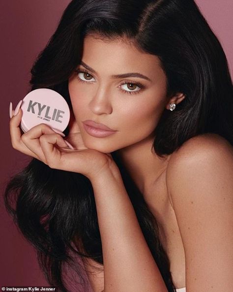 https://www.dailymail.co.uk/tvshowbiz/article-8787365/Kylie-Cosmetics-announces-impacted-security-breach.html Lash Marketing, Maquillaje Kylie Jenner, Maquillage Kylie Jenner, Start Modeling, Kylie Jenner Fotos, Profumo Victoria Secret, Kylie Jenner Photoshoot, Kylie Makeup, Kylie Baby