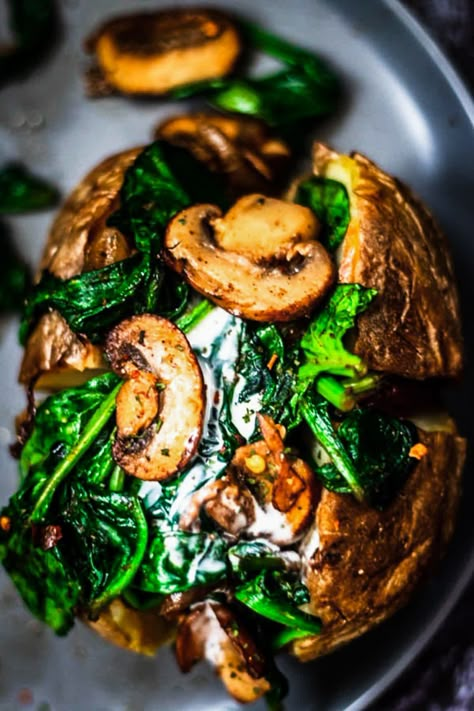 Jacket potato with mushroom spinach recipe is comforting food at its best, it is nutritious and super simple to make. #bakedpotatoes #bakedpotato #potatorecipes #veganmeals #mushroomrecipes #spinach #veganmeals #veganuary #wintermeals #dairyfreemeals #potatosalad #potatoesinoven #potatoesrecipes Mushroom Jacket, Jacket Potato Recipe, Jacket Potatoes, Spinach And Mushroom, Jacket Potato, Plant Based Diet Recipes, Plant Based Meals, Plant Based Food, Spinach Stuffed Mushrooms