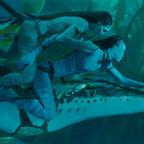 Britain Dalton and Bailey Bass as Lo'ak and Tsireya, in “Avatar: The Way of Water” (2023). Lo'ak And Tsireya, Britain Dalton, Fan Art Avatar, Bailey Bass, Avatar 2 Movie, Blue Avatar, Water Icon, Avatar The Way Of Water, Avatar James Cameron