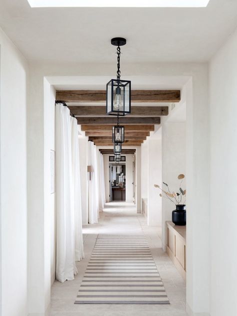 25 Spaces Where Contrasting Wood Beam Ceilings Made The Room - Inspiration Vstupná Hala, Corridor Design, Hallway Designs, Wood Beam Ceiling, Long Hallway, Casas Coloniales, Hus Inspiration, Design Del Prodotto, Design Jobs