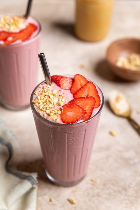 High Protein Vegan Peanut Butter Strawberry Banana Smoothie (No Protein Powder) Alkaline Vegan Recipes, Coffee Trends, Peanut Butter Strawberry, Aesthetic Smoothie, Pb And J Smoothie, Calorie Breakfast, Banana Protein Smoothie, Happy Weight, Vegan Smoothie Recipes